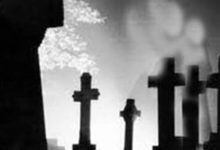 Truyện ngắn Bóng ma trên sân trắng